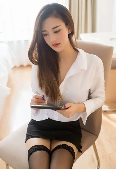 精致的女人，长发，白衫，短裙加丝袜美女优雅迷人写真 – 高清 桌面壁纸 开放版权素材 免费下载 手机电脑通用背景图