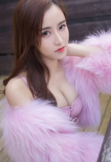 这是一件很有特色的大毛领，性感高颜值美胸美腿美女写真 – 高清 桌面壁纸 开放版权素材 免费下载 手机电脑通用背景图