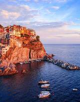 意大利沿海小镇，悬崖上的马纳罗拉唯美摄影图片
