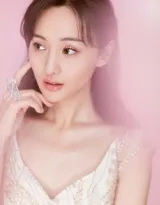 郑爽优美白色连衣裙长裙唯美梦幻写真图片