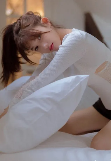 很有特点的白色针织纱短裤美女私房床上写真图片 – 高清 桌面壁纸 开放版权素材 免费下载 手机电脑通用背景图