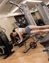 健身房里刻苦锻炼的美女，小姐姐也太为难自己了吧