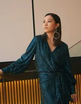 佘诗曼时尚优雅深V蓝色亮片裙性感写真大片