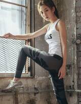 紧身白衫运动裤韩国美女热身运动写真图片