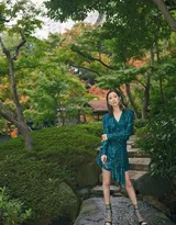 佘诗曼时尚优雅深V蓝色亮片裙性感写真大片