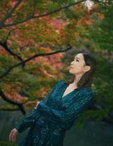 佘诗曼时尚优雅深V蓝色亮片裙性感写真大片