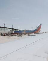 大型机场跑道上待飞的民航客机图片