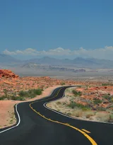 欧洲平原上的高速公路唯美图片