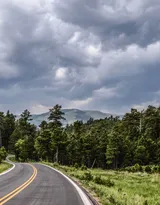 欧洲平原上的高速公路唯美图片