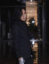 陈志朋微博晒酷黑风格写真，边分长卷发发型显个性魅力