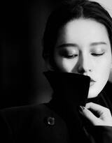 李沁着黑色立领大衣酷美写真，如电影般的画面感超迷人