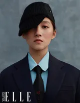 关晓彤微博晒杂志写真，夸张复古造型展现非主流个性