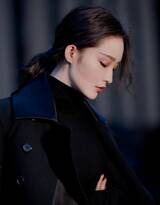 李沁着黑色立领大衣酷美写真，如电影般的画面感超迷人