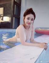 泳池里的超美迷人白色比基尼美女湿身写真照片