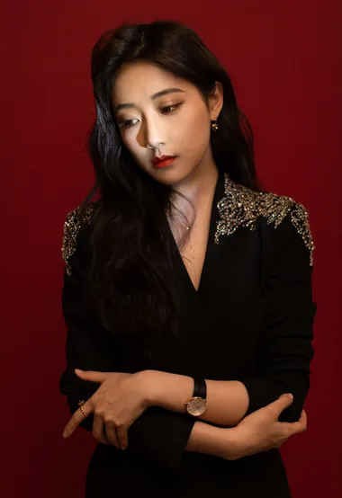 李艺彤红色背景下穿着黑色西装演出服写真图片 – 高清 桌面壁纸 开放版权素材 免费下载 手机电脑通用背景图