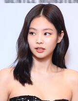 韩国女星JENNIE个性性感黑色蝴蝶结内衣出席活动照片