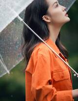 李沁微博分享手持雨伞现身户外美照，人美景美画面美