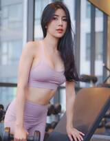 爱健身的极品身材马来美女紧身衣裤健身房撸铁照片