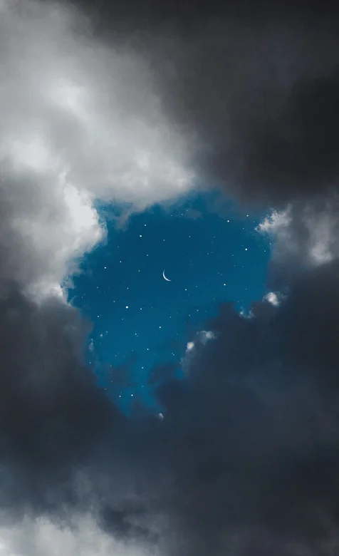 透过乌云的一片星空唯美动漫风景 – 高清 桌面壁纸 开放版权素材 免费下载 手机电脑通用背景图