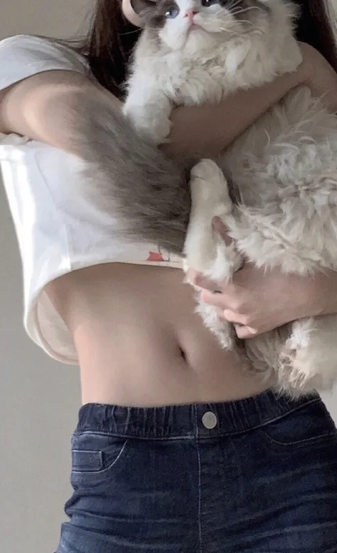 抱着狗狗的长发好身材牛仔裤美女手机壁纸-iPhone17-1