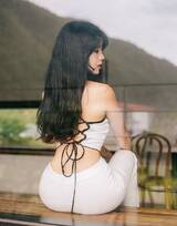 露天阳台前的超大屁股美女紧身白衣白裤优雅写真图片