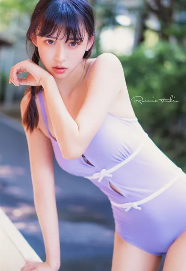 穿紧身衣，白色长筒袜的性感女孩，你为什么比花还娇艳 – 高清 桌面壁纸 开放版权素材 免费下载 手机电脑通用背景图