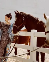 叶青牵马图片，叶青豹纹装长裙时尚性感与马合照图片