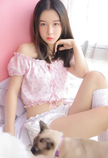 抱着猫咪的高挑小蛮腰美女嫩模性感白袜大长腿私房写真 – 高清 桌面壁纸 开放版权素材 免费下载 手机电脑通用背景图