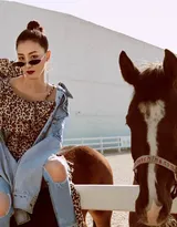 叶青牵马图片，叶青豹纹装长裙时尚性感与马合照图片