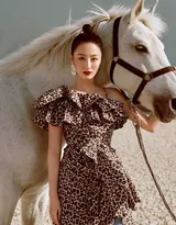 叶青牵马图片，叶青豹纹装长裙时尚性感与马合照图片