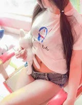 穿叮当猫T恤衫牛仔短裤的不露脸丰满肥臀妹子居家写真照