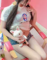 穿叮当猫T恤衫牛仔短裤的不露脸丰满肥臀妹子居家写真照