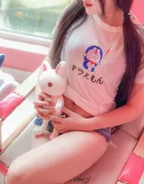 穿叮当猫T恤衫牛仔短裤的不露脸丰满肥臀妹子居家写真照