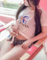 穿叮当猫T恤衫牛仔短裤的不露脸丰满肥臀妹子居家写真照