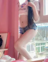 穿叮当猫T恤衫牛仔短裤的不露脸丰满肥臀妹子居家写真照