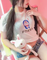 穿叮当猫T恤衫牛仔短裤的不露脸丰满肥臀妹子居家写真照