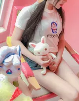 穿叮当猫T恤衫牛仔短裤的不露脸丰满肥臀妹子居家写真照