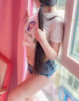 穿叮当猫T恤衫牛仔短裤的不露脸丰满肥臀妹子居家写真照