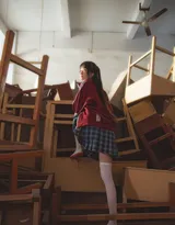 清纯学生制服短裙美女，在学校放破烂桌椅的仓库写真美照