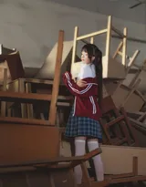 清纯学生制服短裙美女，在学校放破烂桌椅的仓库写真美照