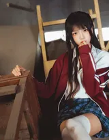 清纯学生制服短裙美女，在学校放破烂桌椅的仓库写真美照