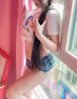 穿叮当猫T恤衫牛仔短裤的不露脸丰满肥臀妹子居家写真照