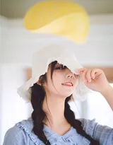 长相清纯，神情可爱的18岁美少女姬镜酱私房美腿小蛮腰写真