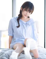 长相清纯，神情可爱的18岁美少女姬镜酱私房美腿小蛮腰写真