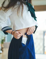 长相清纯，神情可爱的18岁美少女姬镜酱私房美腿小蛮腰写真