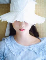 长相清纯，神情可爱的18岁美少女姬镜酱私房美腿小蛮腰写真