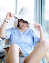 长相清纯，神情可爱的18岁美少女姬镜酱私房美腿小蛮腰写真