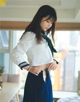 长相清纯，神情可爱的18岁美少女姬镜酱私房美腿小蛮腰写真