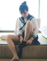 长相清纯，神情可爱的18岁美少女姬镜酱私房美腿小蛮腰写真