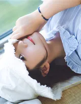 长相清纯，神情可爱的18岁美少女姬镜酱私房美腿小蛮腰写真